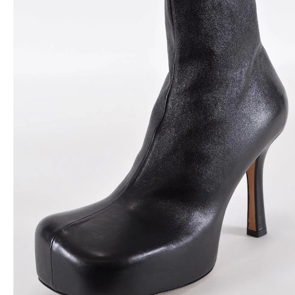 Bottega Veneta Black leather boots 🖤 - Picture 5 of 9